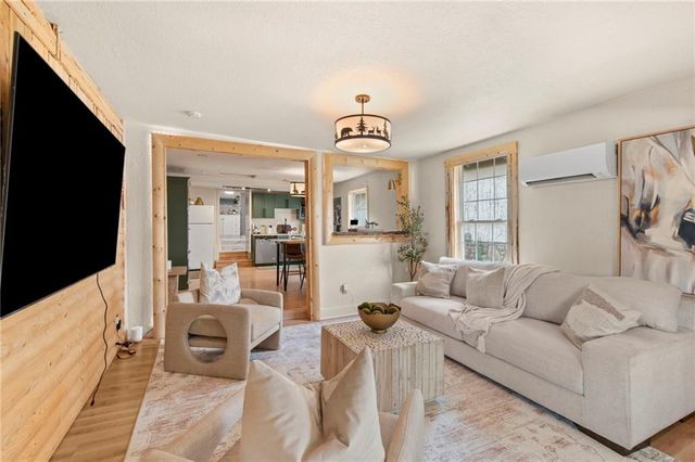 607 N Main Street, Excelsior Springs, MO 64024
