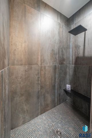 8617 W Shoreline Pl Place, Sioux Falls, SD 57107