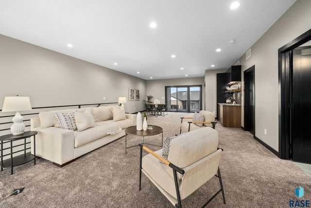 8617 W Shoreline Pl Place, Sioux Falls, SD 57107