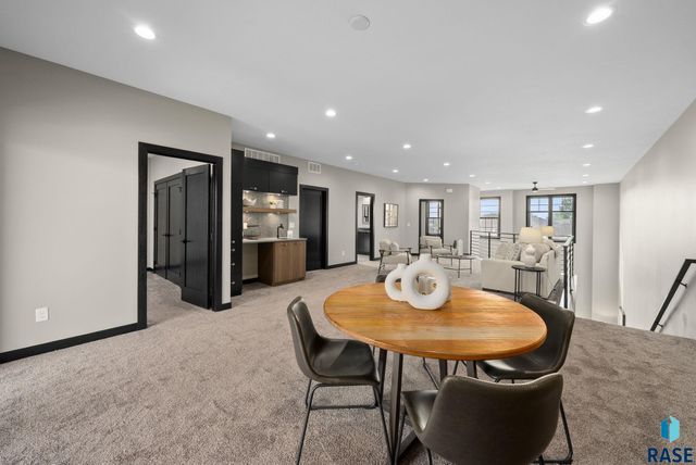 8617 W Shoreline Pl Place, Sioux Falls, SD 57107