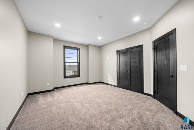 8617 W Shoreline Pl Place, Sioux Falls, SD 57107