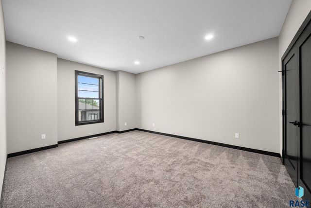 8617 W Shoreline Pl Place, Sioux Falls, SD 57107