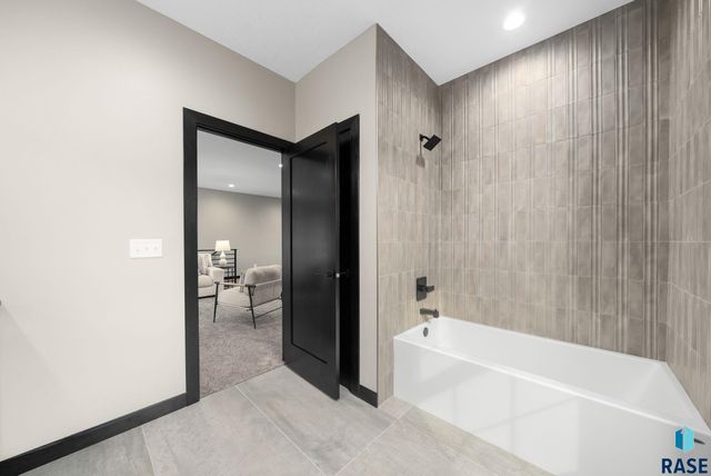 8617 W Shoreline Pl Place, Sioux Falls, SD 57107