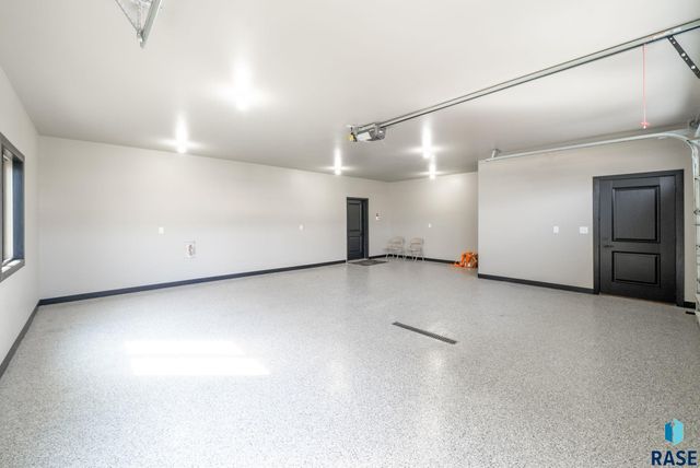 8617 W Shoreline Pl Place, Sioux Falls, SD 57107