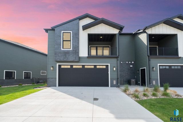 8617 W Shoreline Pl Place, Sioux Falls, SD 57107