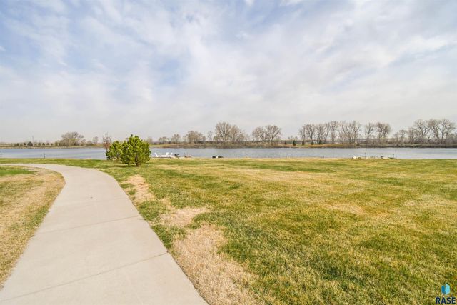 8617 W Shoreline Pl Place, Sioux Falls, SD 57107