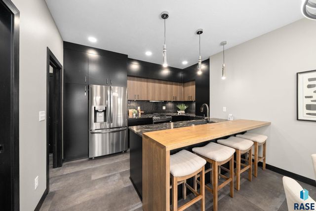 8617 W Shoreline Pl Place, Sioux Falls, SD 57107