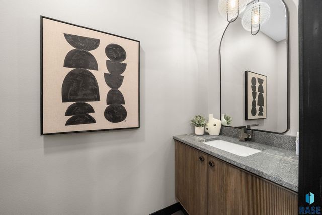 8617 W Shoreline Pl Place, Sioux Falls, SD 57107