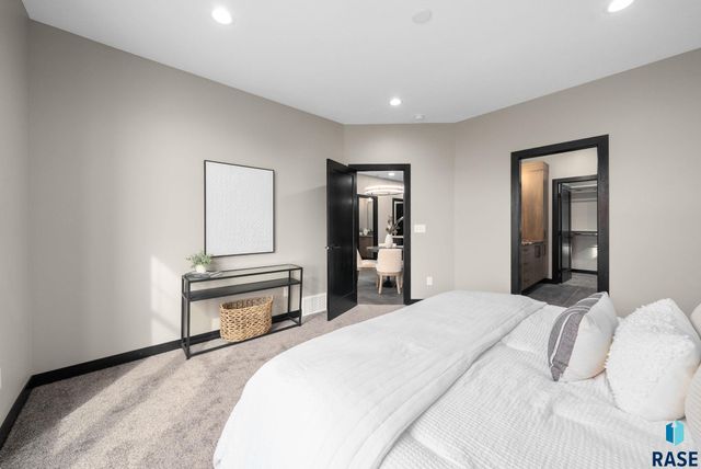 8617 W Shoreline Pl Place, Sioux Falls, SD 57107