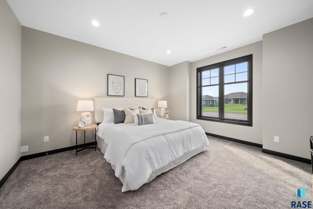 8617 W Shoreline Pl Place, Sioux Falls, SD 57107