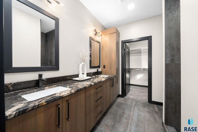 8617 W Shoreline Pl Place, Sioux Falls, SD 57107