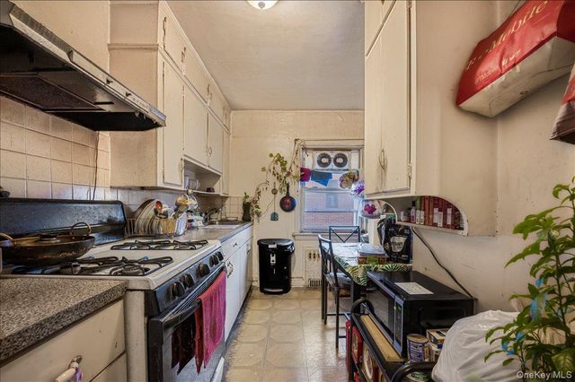 171-08 84th Road, Jamaica Hills, NY 11432