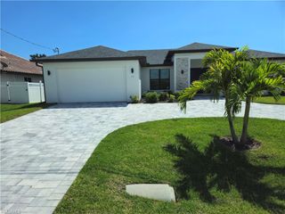 136 Kamal PKWY, Cape Coral, FL 33904