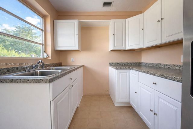 3131 SW 2nd St 3131, Miami, FL 33135