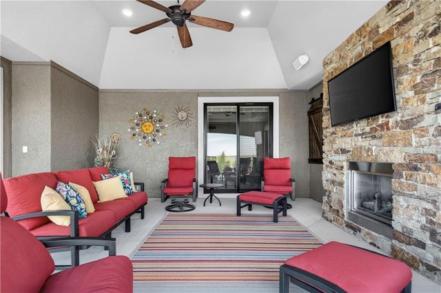 19425 Brenner Street, Stilwell, KS 66085
