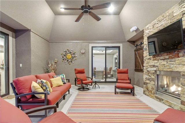 19425 Brenner Street, Stilwell, KS 66085