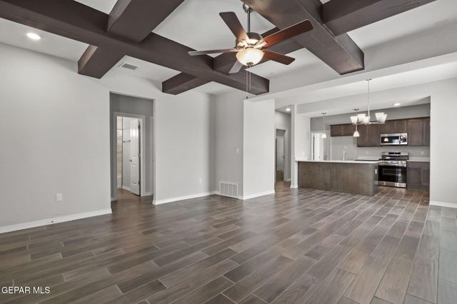 448 Santiago Munos Street, Vinton, TX 79821