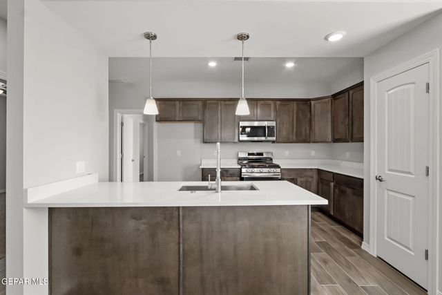 448 Santiago Munos Street, Vinton, TX 79821