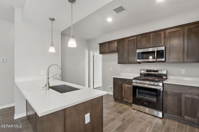 448 Santiago Munos Street, Vinton, TX 79821