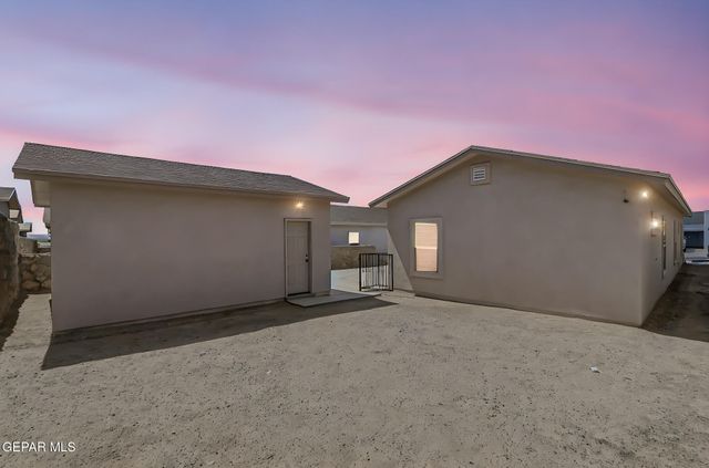 448 Santiago Munos Street, Vinton, TX 79821