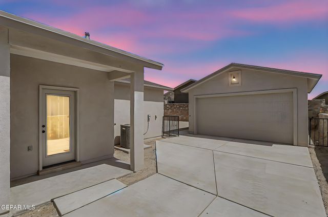 448 Santiago Munos Street, Vinton, TX 79821