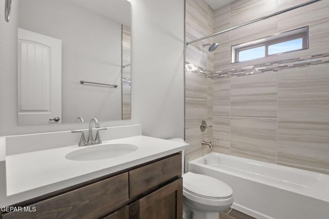 448 Santiago Munos Street, Vinton, TX 79821