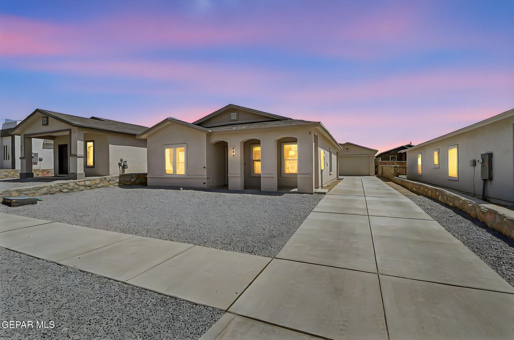 448 Santiago Munos Street, Vinton, TX 79821