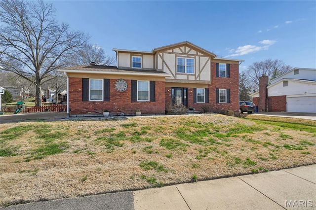 2762 Barrett Station Road, Des Peres, MO 63021