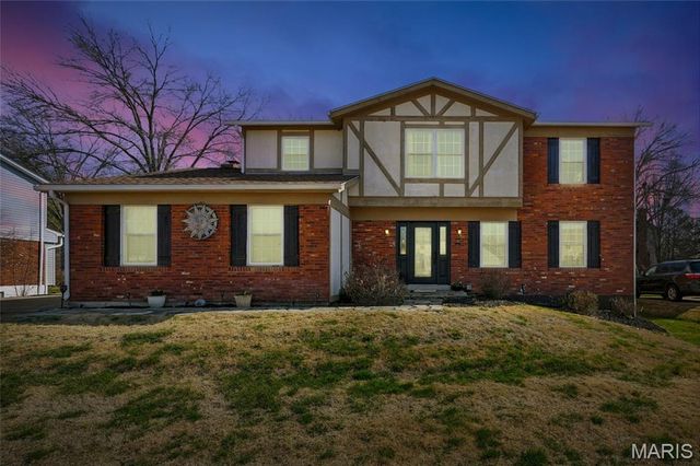 2762 Barrett Station Road, Des Peres, MO 63021