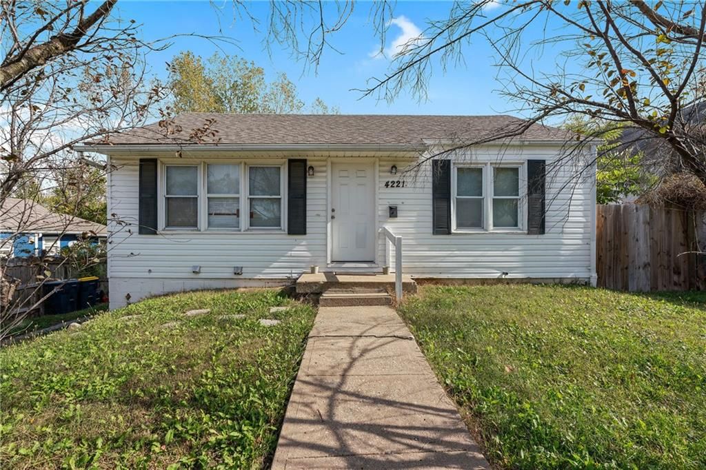 4221 Spruce Avenue, Kansas City, MO 64130