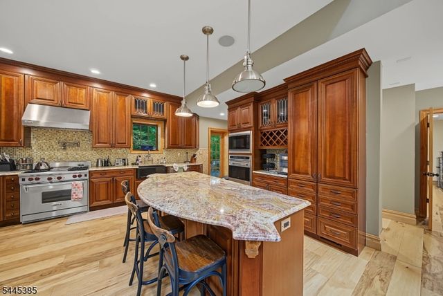 2 Thompson Rd, Parsippany-troy Hills Twp., NJ 07005