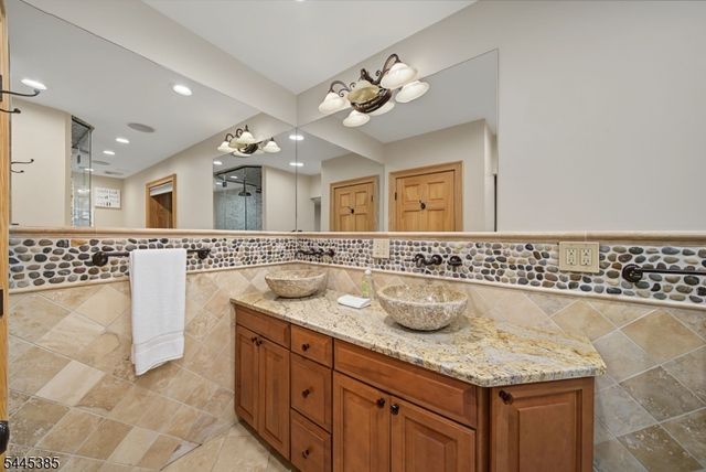 2 Thompson Rd, Parsippany-troy Hills Twp., NJ 07005