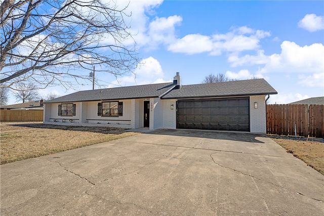 1906 SE Taylor Street, Bentonville, AR 72712
