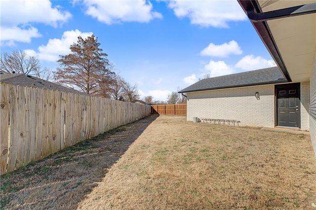 1906 SE Taylor Street, Bentonville, AR 72712