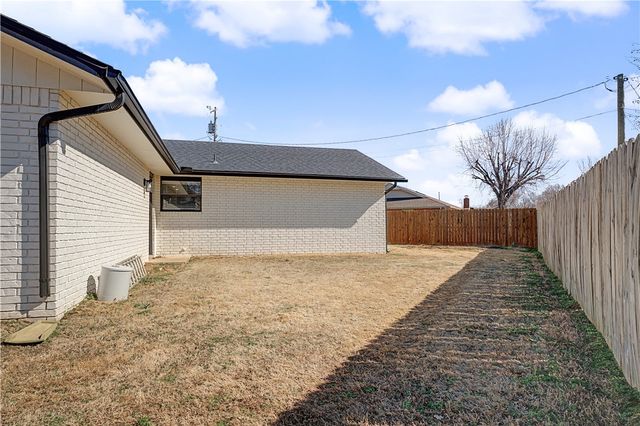 1906 SE Taylor Street, Bentonville, AR 72712