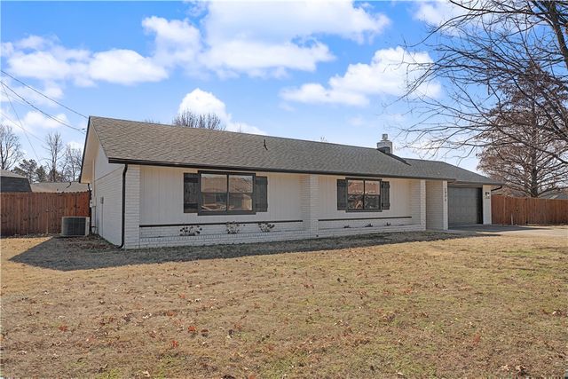1906 SE Taylor Street, Bentonville, AR 72712