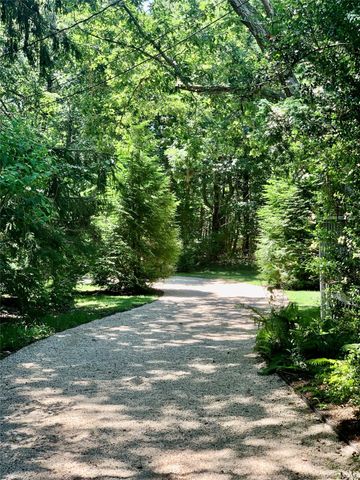 3 1st Place, East Quogue, NY 11942