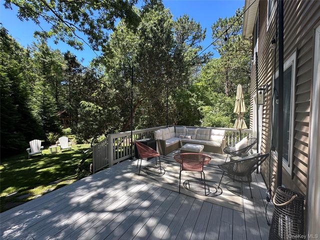 3 1st Place, East Quogue, NY 11942