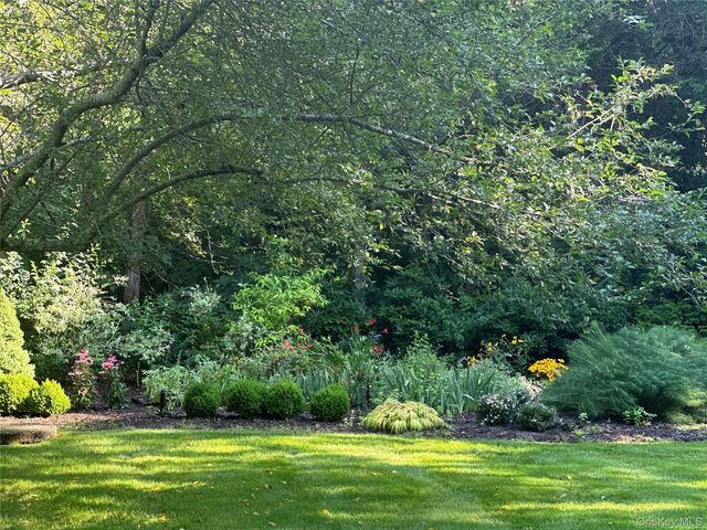 3 1st Place, East Quogue, NY 11942