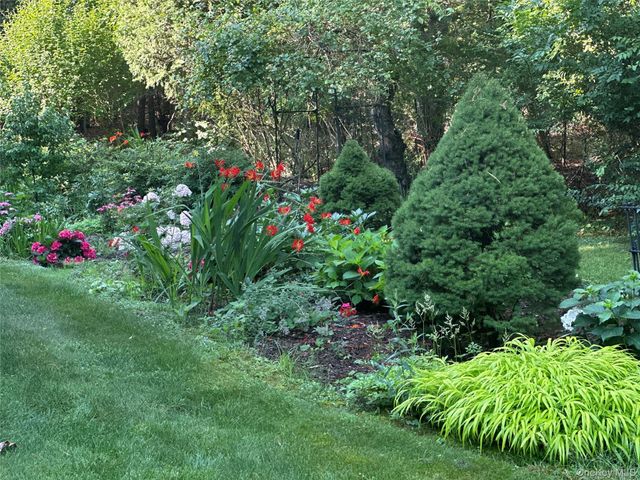 3 1st Place, East Quogue, NY 11942