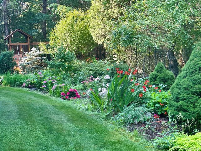 3 1st Place, East Quogue, NY 11942