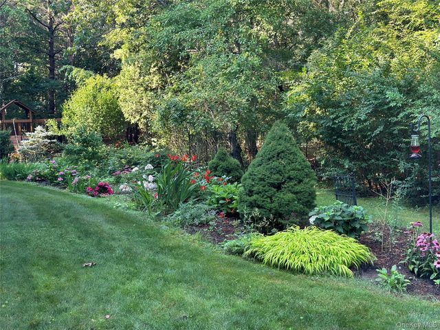 3 1st Place, East Quogue, NY 11942