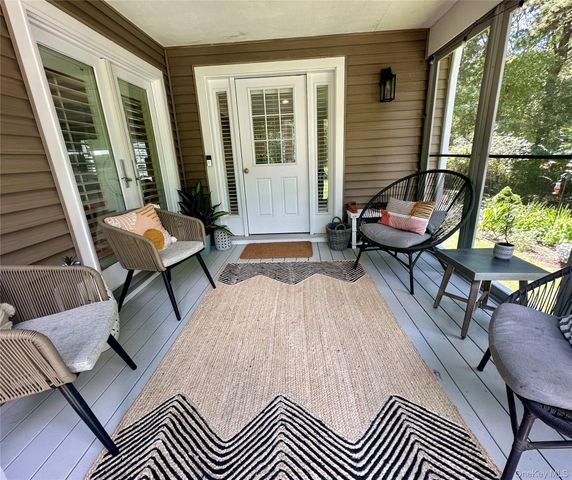 3 1st Place, East Quogue, NY 11942