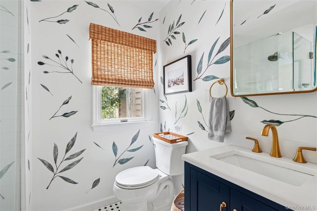 3 1st Place, East Quogue, NY 11942