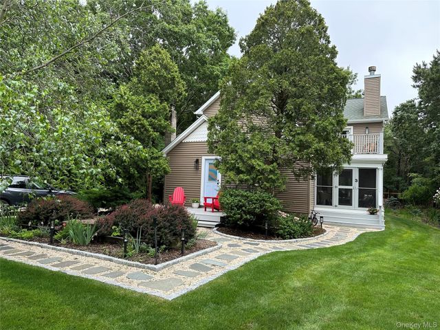 3 1st Place, East Quogue, NY 11942