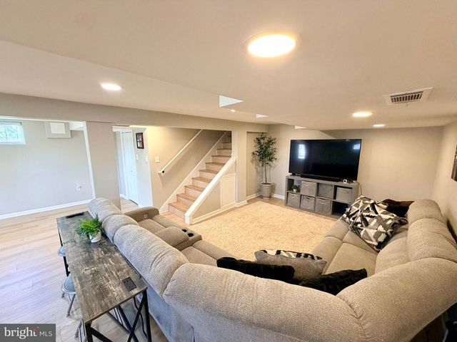 2916 MEADOW LN, Falls Church, VA 22042