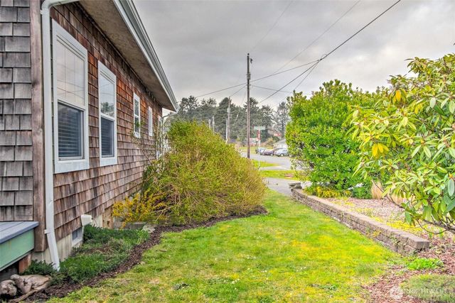 41 Central Avenue, Pacific Beach, WA 98571