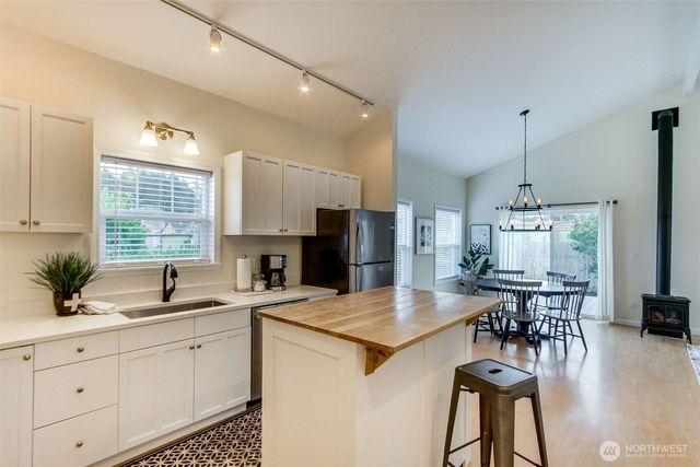 41 Central Avenue, Pacific Beach, WA 98571