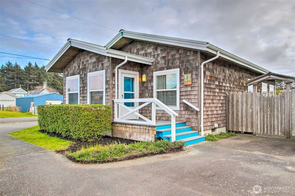 41 Central Avenue, Pacific Beach, WA 98571
