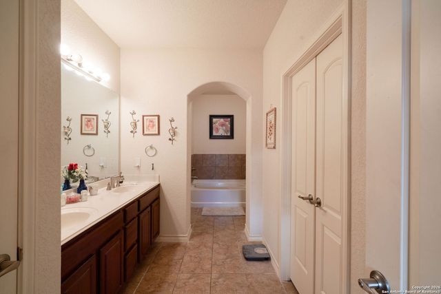 14406 Barn Ct, Elmendorf, TX 78112